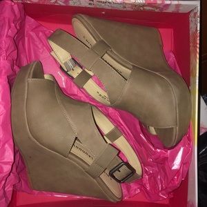 chinese laundry Mindy taupe wedges
